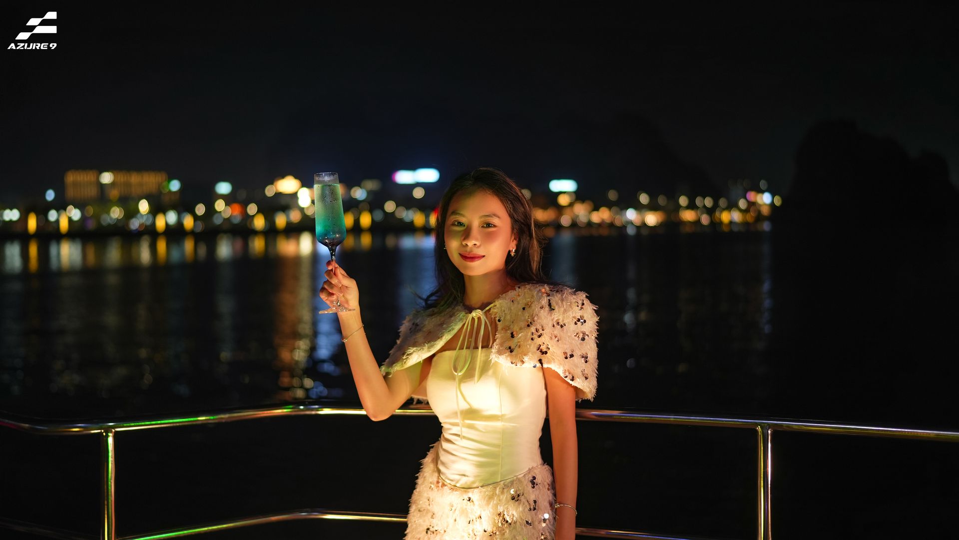 Thưởng thức đồ uống trong hành trình ngắm cảnh Hạ Long từ trên mặt vịnh.