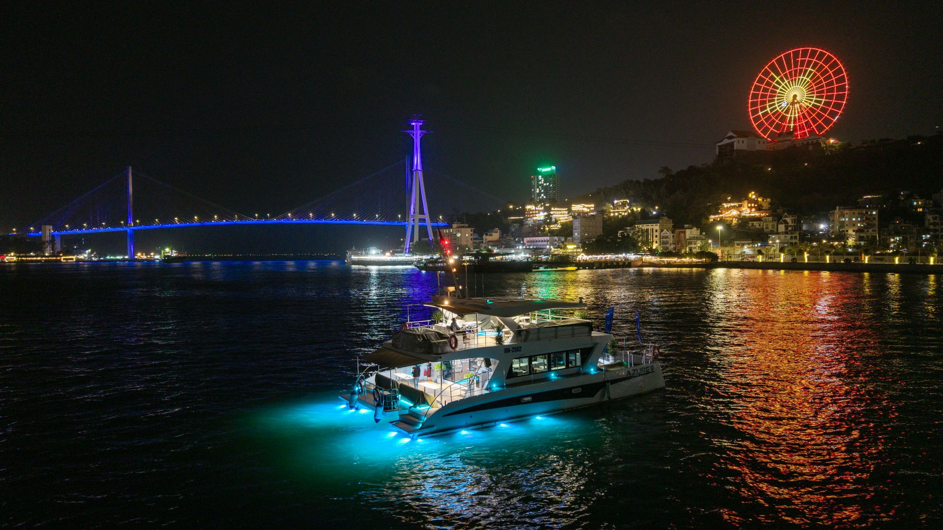 Azure 9 Halong Yacht Club đưa du khách khám phá vẻ đẹp Hạ Long khi thành phố lên đèn.