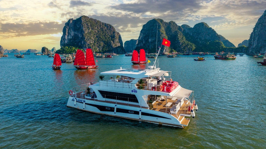 Azure 9 Halong Yacht Club - du thuyền Catamaran sang trọng mang đến trải nghiệm ngắm cảnh Vịnh Hạ Long đẳng cấp. Azure 9 Halong Yacht Club - du thuyền Catamaran sang trọng mang đến trải nghiệm ngắm cảnh Vịnh Hạ Long đẳng cấp.