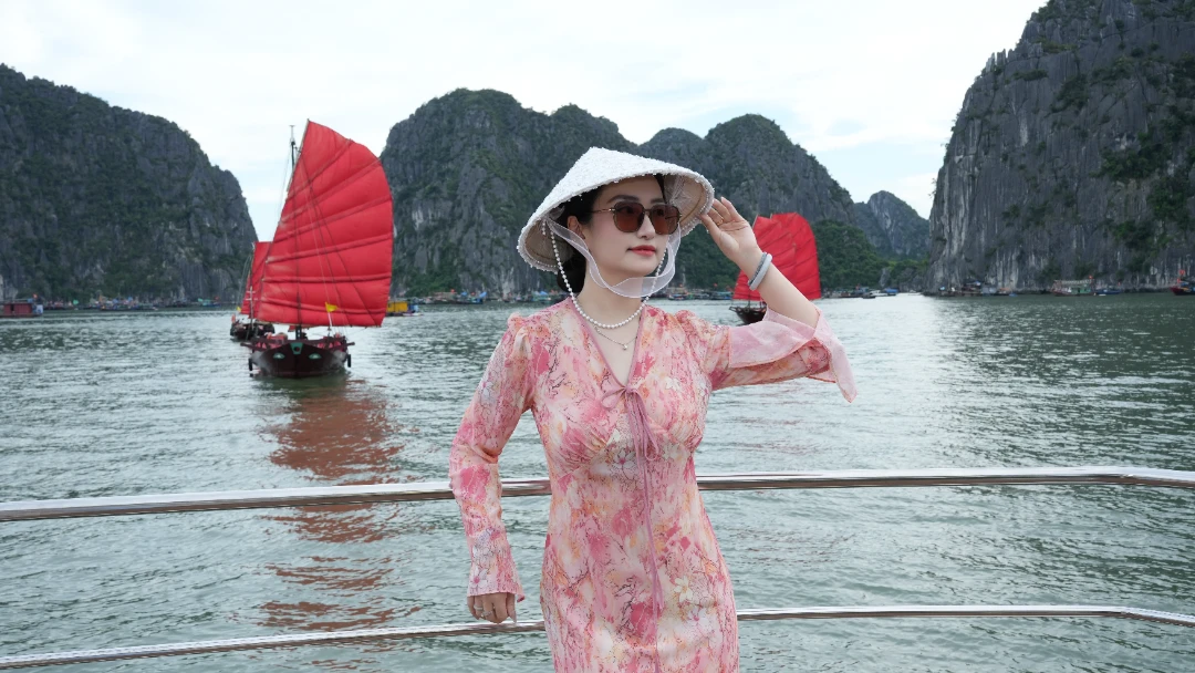 Check-in cùng Thuyền Ba Vách Hạ Long - trải nghiệm văn hóa độc đáo trên hành trình khám phá Vịnh Hạ Long. Check-in cùng Thuyền Ba Vách Hạ Long - trải nghiệm văn hóa độc đáo trên hành trình khám phá Vịnh Hạ Long.