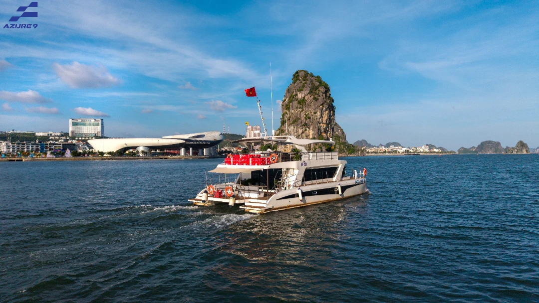 Thiết kế Catamaran hai thân hiện đại giúp Azure 9 vận hành êm ái và ổn định trên Vịnh Hạ Long. Thiết kế Catamaran hai thân hiện đại giúp Azure 9 vận hành êm ái và ổn định trên Vịnh Hạ Long.