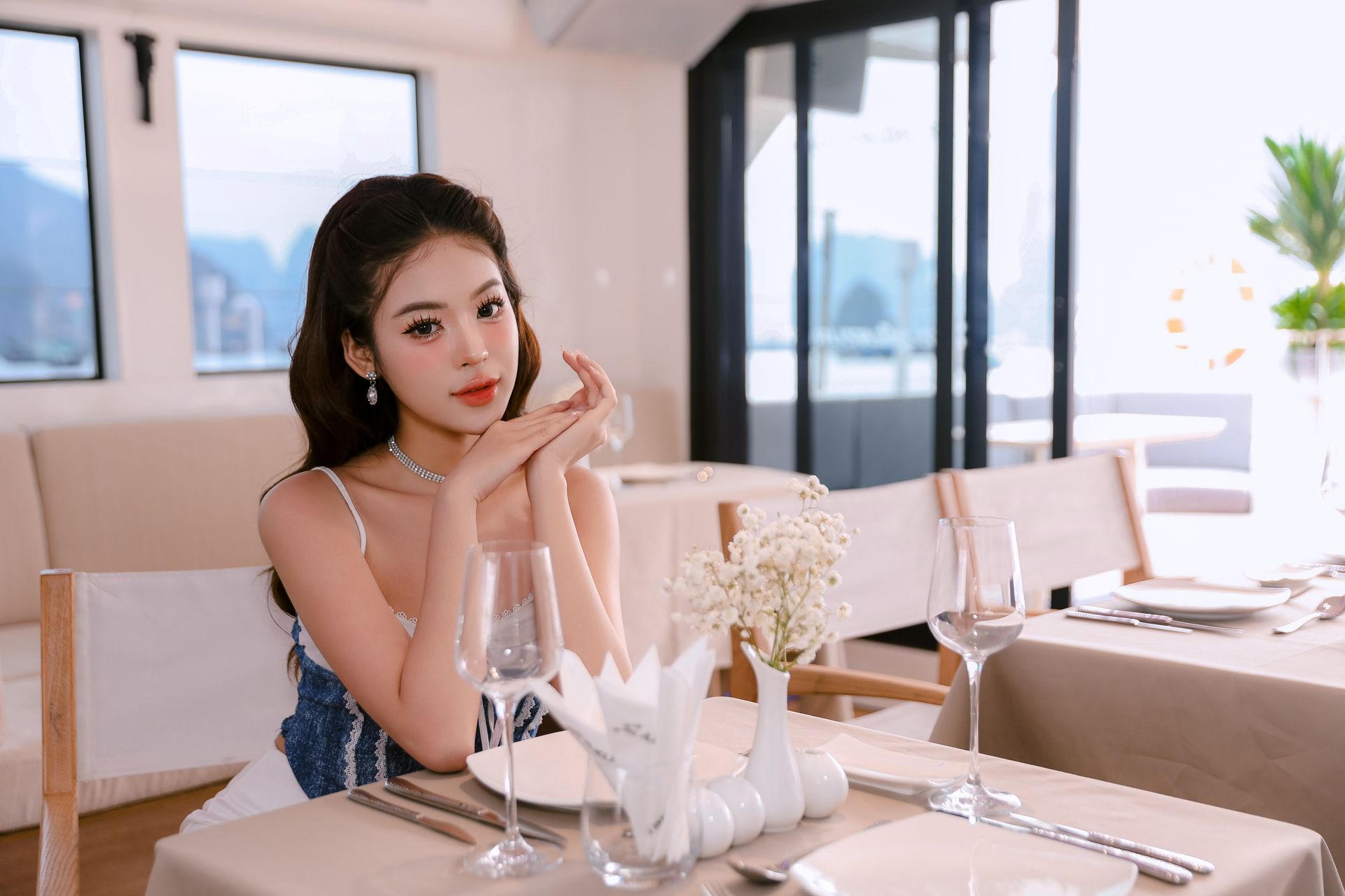 Không gian sang trọng trên Azure 9 Halong Yacht Club với góc check-in ấn tượng. Không gian sang trọng trên Azure 9 Halong Yacht Club với góc check-in ấn tượng.