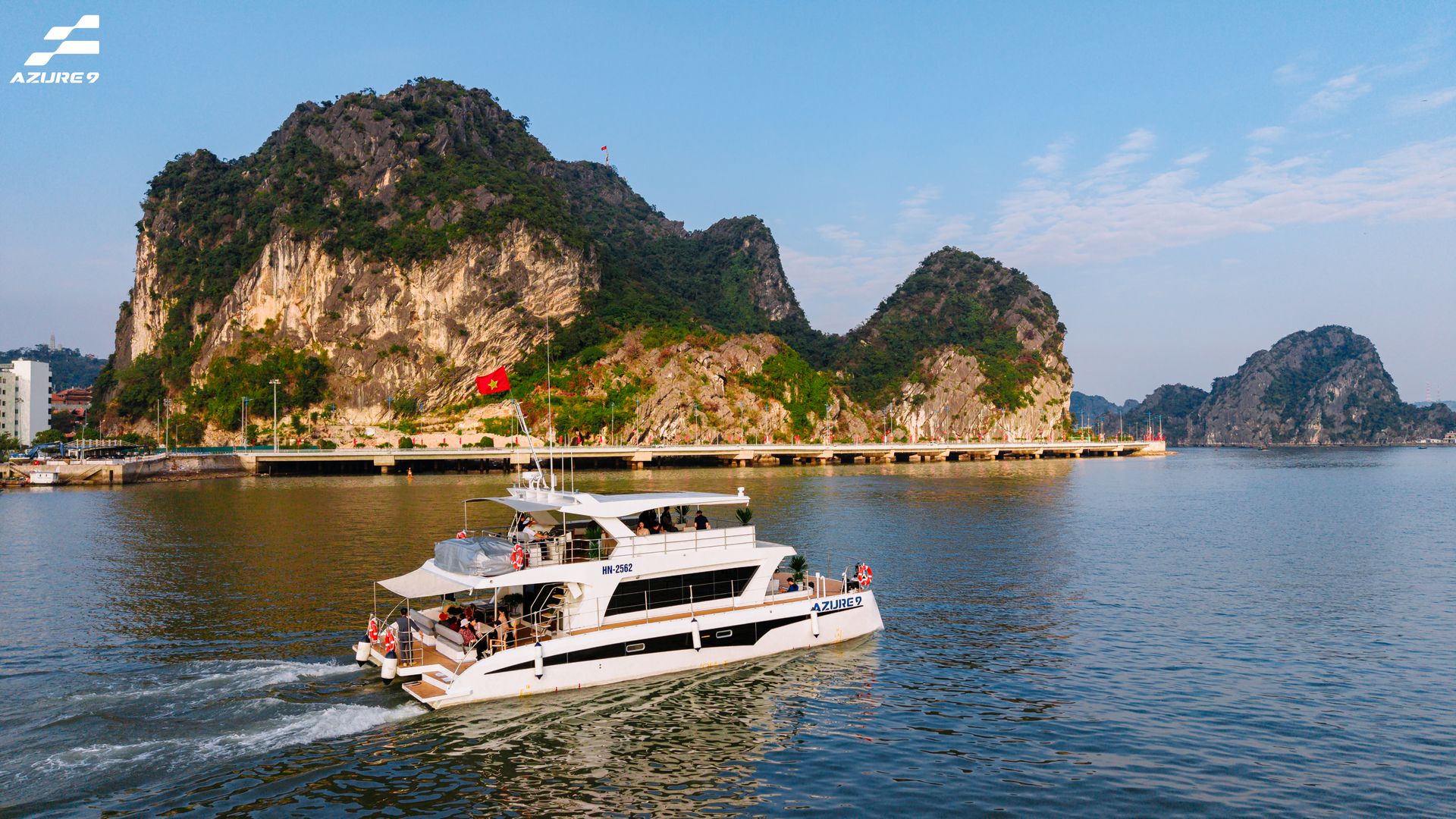 Du thuyền Ngắm cảnh Hai thân Catamaran Azure 9 Halong Yacht Club