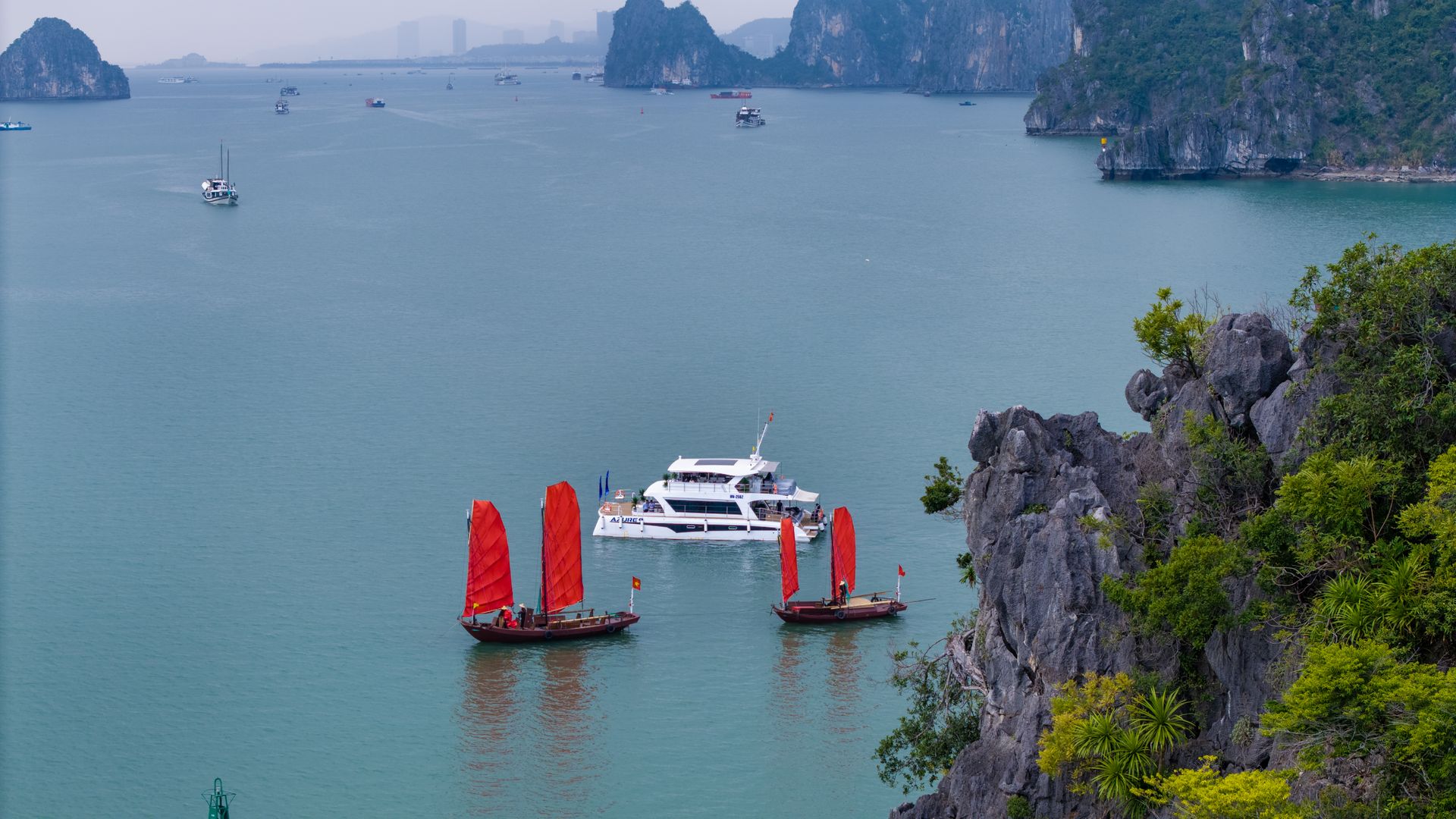 Thiết kế Catamaran hai thân hiện đại của Azure 9 Halong Yacht Club.